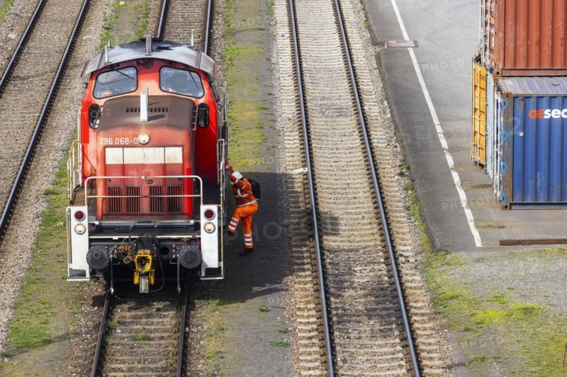 Engine driver with locomotive, class 296 diesel locomotive, Mannheim, Baden-Wuerttemberg, Germany, Europe