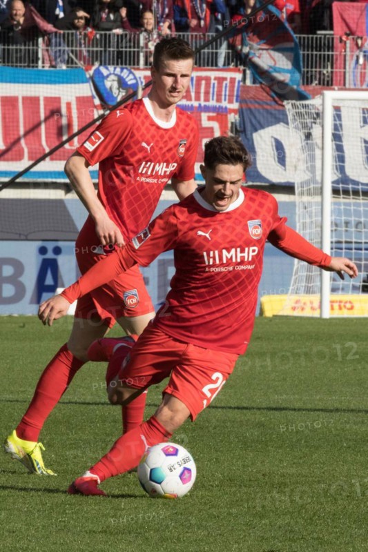 Football match, Nikola DOVEDAN 1.FC Heidenheim on the ball in the background Jan SCHOePPNER 1.FC Heidenheim, football stadium Voith-Arena, Heidenheim