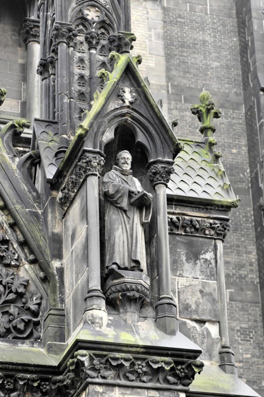 St Peter's Church, parish church, construction began in 1310, Moenckebergstrasse, statue of a standing man in medieval garb in a Gothic niche, Hamburg, Hanseatic City of Hamburg, Germany, Europe
