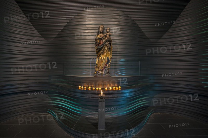 Modern Marian chapel with a sculpture of Mary with child from around 1480, St Clare's Church, Koenigstrasse 66, Nuremberg, Middle Franconia, Bavaria, Germany, Europe