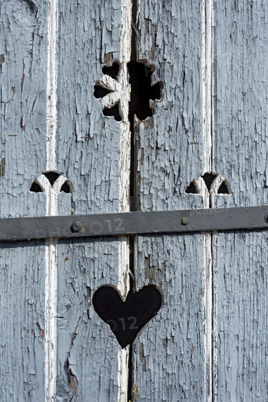Wooden door with heart, stable door, light-coloured lacquer, weathered, old farmhouse, idyllic, romantic, Nidda, Vogelsberg, Wetterau, Hesse, Germany, Europe