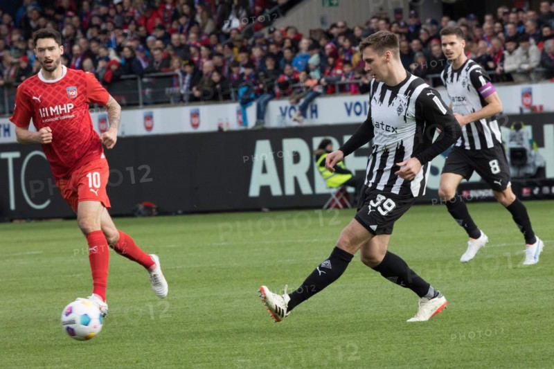 Football match, Tim KLEINDIENST 1.FC Heidenheim, left, watches as Maximilian WOeBER Borussia Moenchengladbach performs a pass into the deep, Voith-Arena football stadium, Heidenheim