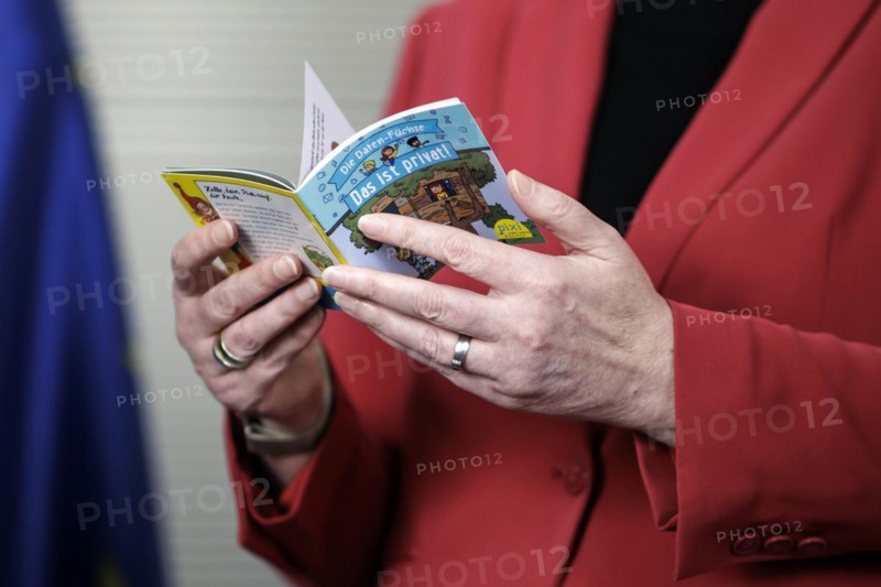 Ulrich Kelber, Federal Commissioner for Data Protection and Freedom of Information, hands over the BfDI's Pixi booklet Die Daten-Fuechse Das ist privat to Bundestag President Baerbel Bas, SPD, MdB, as part of the presentation of the BfDI's 32nd Activity Report. Berlin, 20 March 2024
