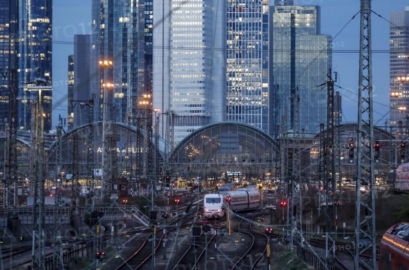An ICE train leaves Frankfurt Central Station, the Frankfurt skyline with skyscrapers in the background, 15/03/2024
