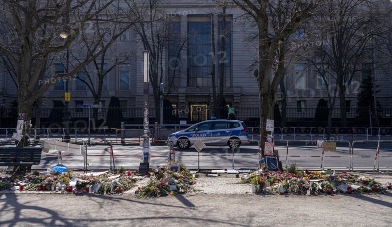 Mourners with flags and flowers in front of the Russian Embassy Unter den Linden, Berlin, Germany, Europe