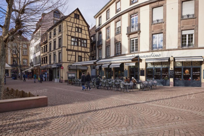 Outdoor area of a catering establishment on Place de la Cathedrale in the old town of Colmar, Department Haut-Rhin, Grand Est, France, Europe