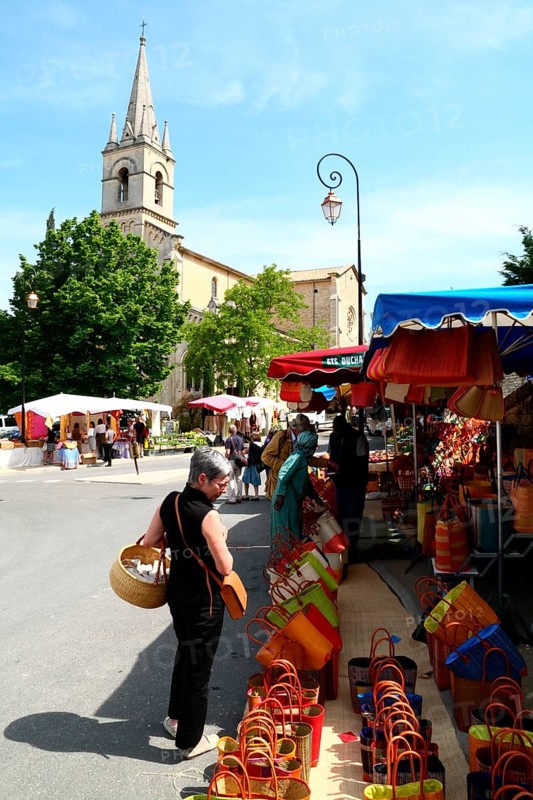 Weekly market in Bonnieux, Luberon, Vaucluse, Provence, France, Europe