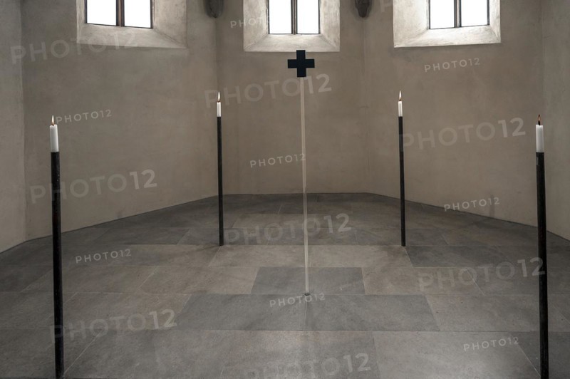 4 candles and a glass cross at the former altar site, St Clare's Church, Koenigstrasse 66, Nuremberg, Middle Franconia, Bavaria, Germany, Europe