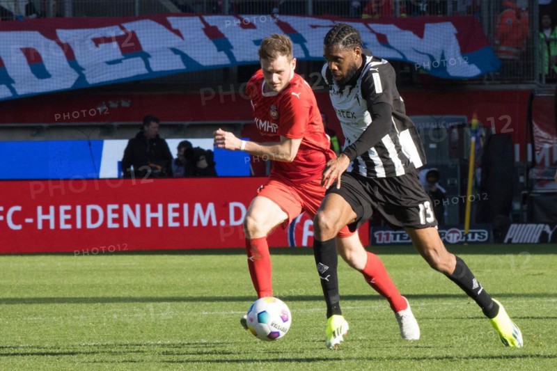 Football match, Nikola DOVEDAN 1.FC Heidenheim, left, in a duel for the ball with Jordan SIEBATCHEU Borussia Moenchengladbach, Voith-Arena football stadium, Heidenheim