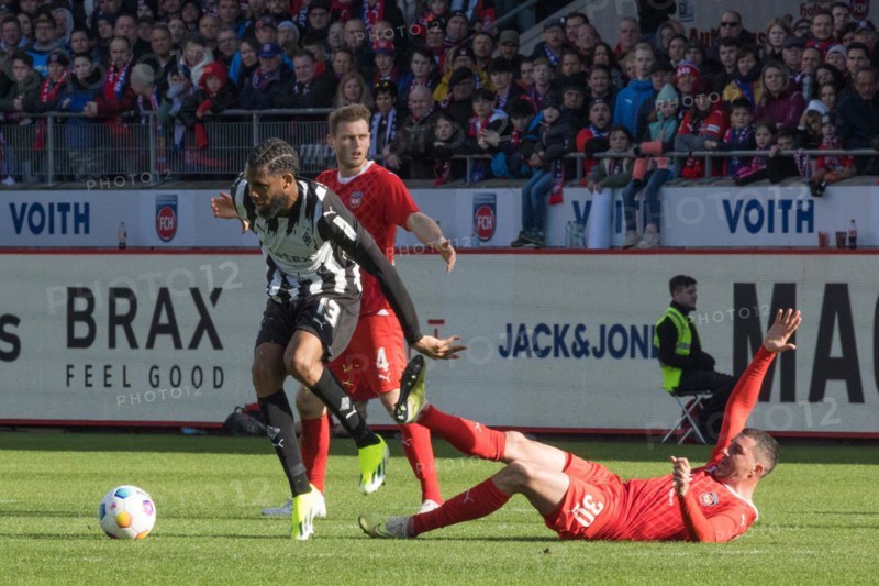 Football match, Jordan SIEBATCHEU Borussia Moenchengladbach left escapes with the ball Norman THEUERKAUF 1.FC Heidenheim, football stadium Voith-Arena, Heidenheim