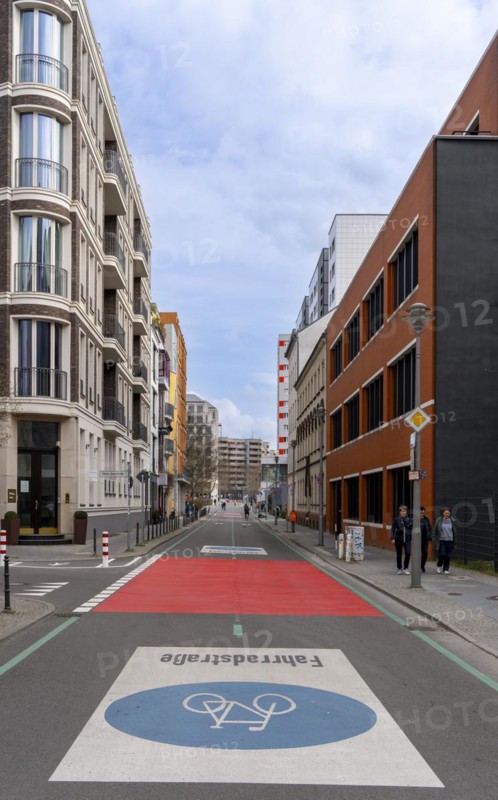 Symbolic photo on the subject of bicycle lanes in Berlin, Niederwallstrasse and Hausvogteiplatz, Berlin-Mitte, Germany, Europe