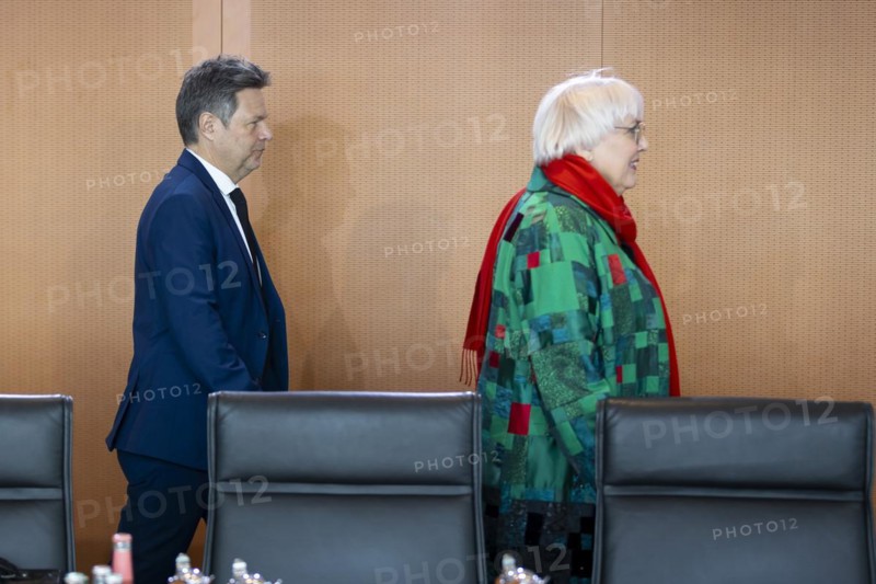 Robert Habeck, Federal Minister for Economic Affairs and Climate Protection and Vice-Chancellor, and Claudia Roth, Minister of State for Culture, on the sidelines of a cabinet meeting. Berlin, 20 March 2024