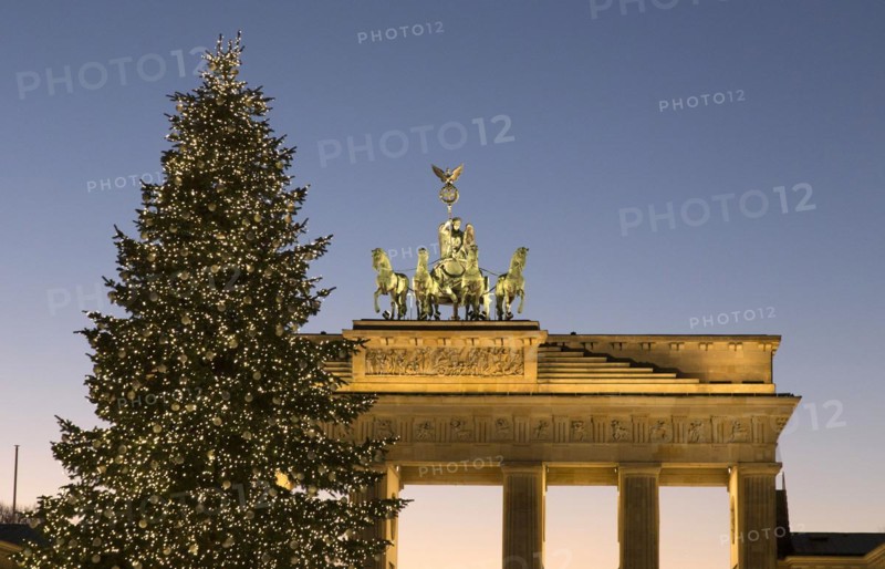 Festively decorated Christmas tree at the Brandenburg Gate, Berlin, 02.12.2016