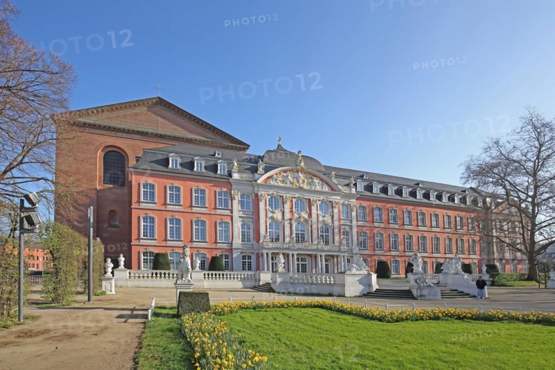 Electoral Palace and Constantine Basilica with palace garden in spring and daffodils, Trier, Rhineland-Palatinate, Germany, Europe