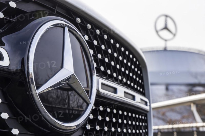 Mercedes, radiator grille and Mercedes star on a modern vehicle, in the background the Mercedes Benz World, customer centre and car dealership in Bad Cannstatt, Baden-Wuerttemberg, Germany, Europe