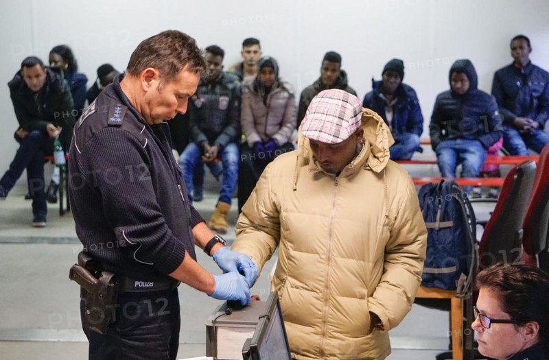 Refugees are registered and recorded by the Federal Police in Rosenheim. A Federal Police officer takes a fingerprint scan, 05/02/2016