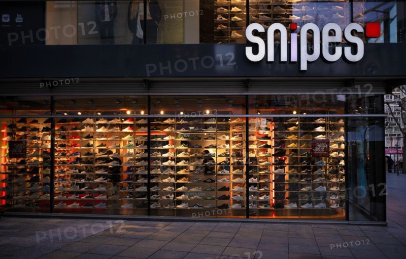 Snipes, retail, department stores' chain, shoes, logo, twilight, mixed light, Koenigsstrasse, Stuttgart, Baden-Wuerttemberg, Germany, Europe