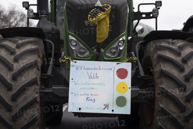 A demonstration sign mounted on a tractor, vehicles block the Strasse des 17. Juni, taken as part of the 'AeoeBauern-Proteste'Aeo in Berlin, 22/03/2024