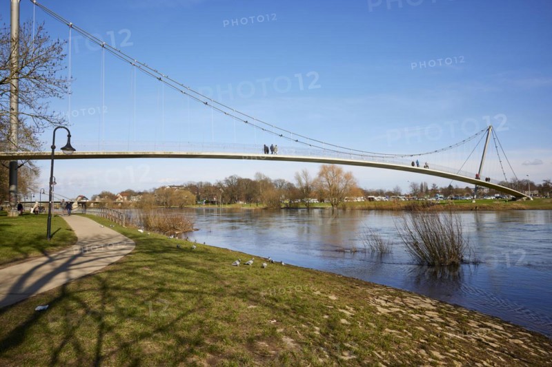 The curved suspension bridge designed by Joerg Schlaich, called Glacisbruecke, crosses the Weser near Minden, Muehlenkreis Minden-Luebbecke, North Rhine-Westphalia, Germany, Europe