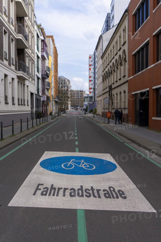 Symbolic photo on the subject of bicycle lanes in Berlin, Niederwallstrasse and Hausvogteiplatz, Berlin-Mitte, Germany, Europe