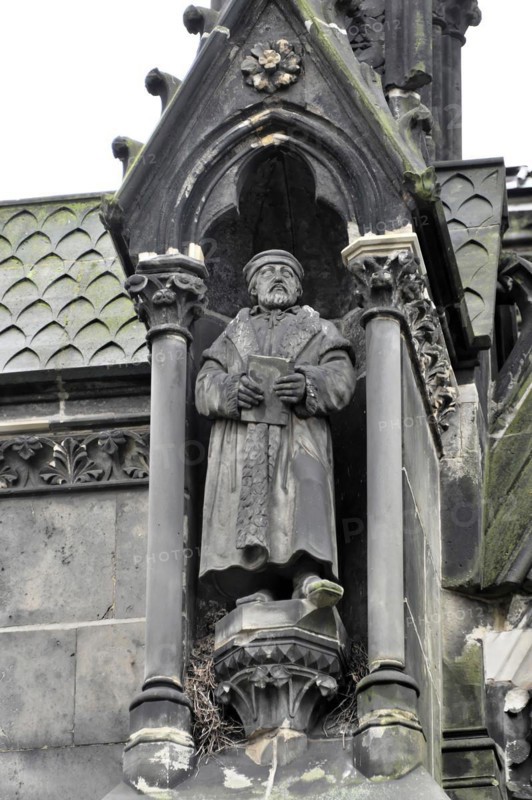 St Peter's Church, parish church, construction began in 1310, Moenckebergstrasse, stone statue of a historical figure with hat and pilgrim's staff in a wall niche, Hamburg, Hanseatic City of Hamburg, Germany, Europe
