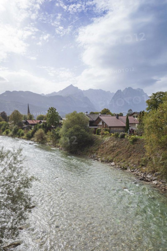 Loisach with houses, old parish church St. Martin, Wetterstein mountains with Alpsitze and Zugspitz massif, Garmisch-Partenkirchen, Werdenfelser Land, Upper Bavaria, Bavaria, Germany, Europe