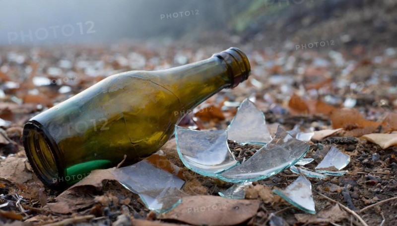 A broken bottle, shards, glass, environmental pollution, AI generated, AI generated