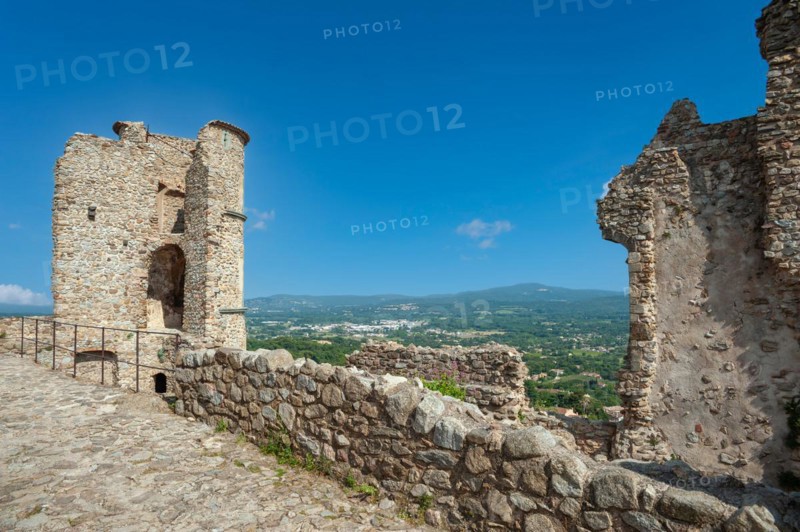 Ruins of Grimaud Castle with a view of the village of Grimaud, in the background the hills of the Massif des Maures, Grimaud-Village, Var, Provence-Alpes-Cote d'Azur, France, Europe