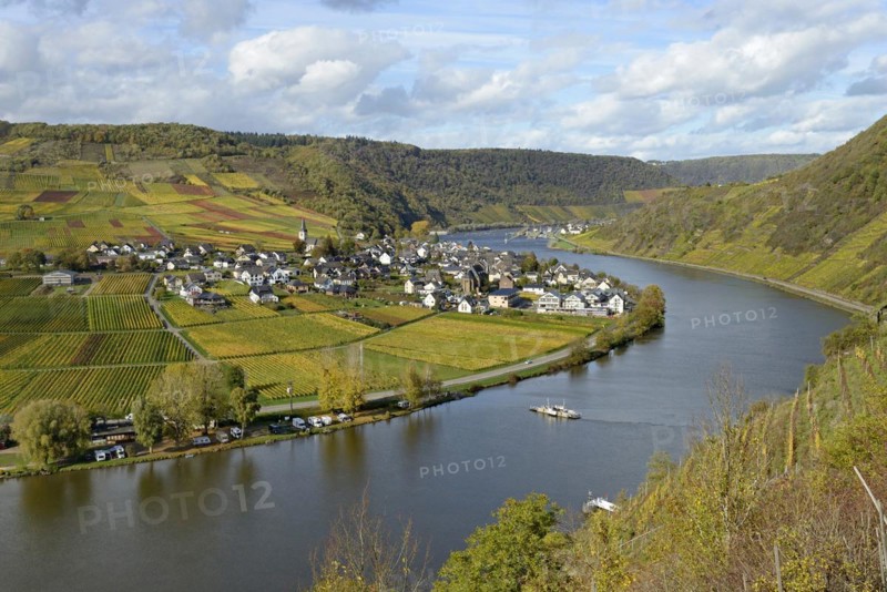 View of the wine village Ellenz-Poltersdorf with the car ferry between the district Ellenz and the wine village Beilstein, blue cloudy sky, Moselle, Rhineland-Palatinate, Germany, Europe