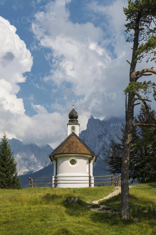 Maria Koenigin Chapel on Lake Lautersee, near Mittenwald, Werdenfelser Land, Upper Bavaria, Bavaria, Germany, Europe