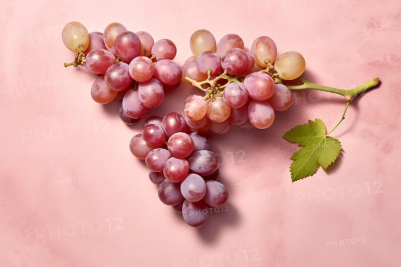 Bunch of grapes on pink background. KI generiert, generiert, AI generated