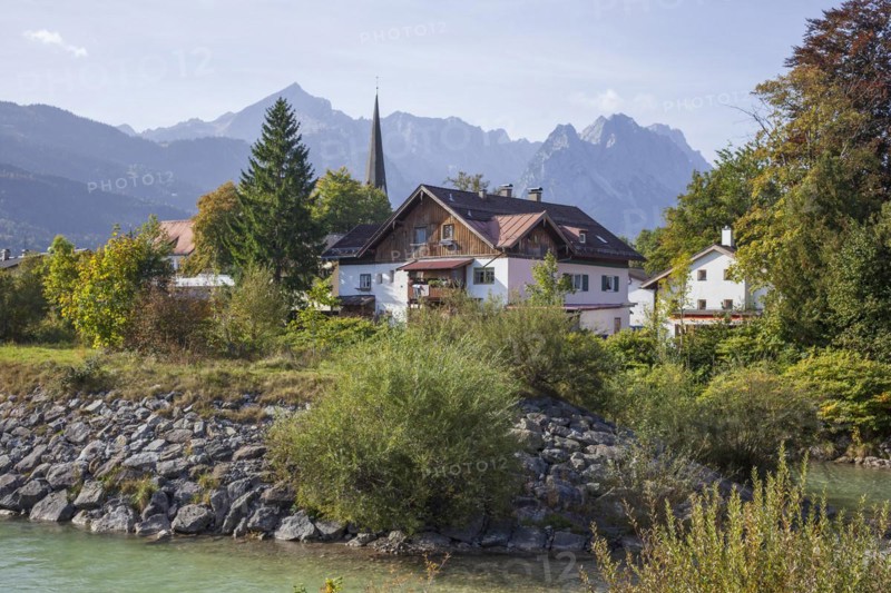 Loisach with houses, old parish church St. Martin, Wetterstein mountains with Alpsitze and Zugspitz massif, Garmisch-Partenkirchen, Werdenfelser Land, Upper Bavaria, Bavaria, Germany, Europe