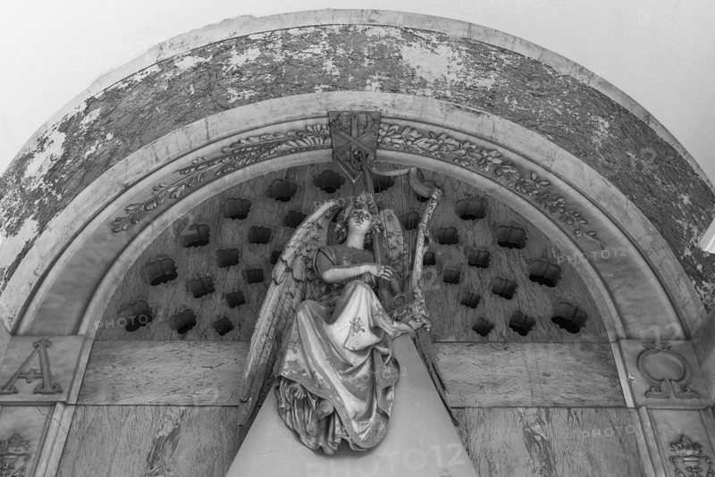 Angel sculpture on a family tomb, Monumental Cemetery, Cimitero monumentale di Staglieno), Genoa, Italy, Europe