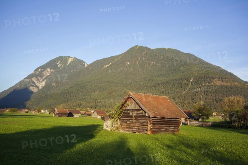 Hay barn with meadow and local mountain Wank in the evening light, Garmisch-Partenkirchen, Werdenfelser Land, Upper Bavaria, Bavaria, Germany, Europe