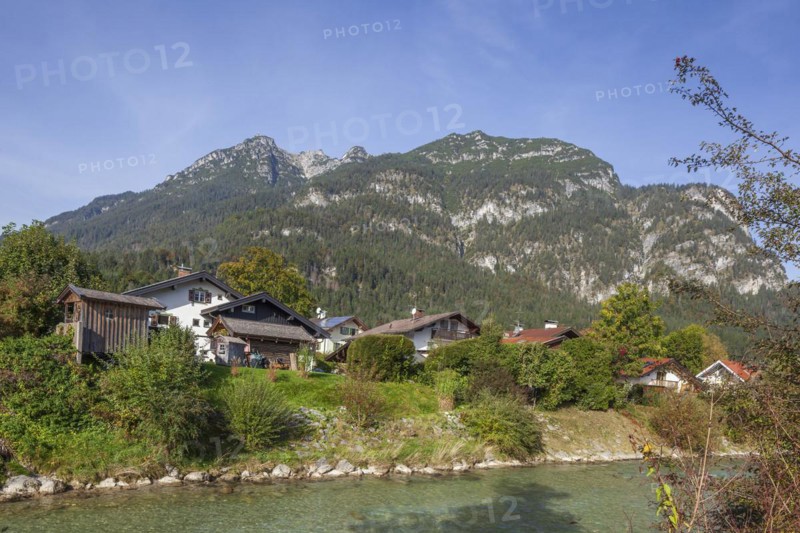 Loisach with houses and Kramer massif, Garmisch-Partenkirchen, Werdenfelser Land, Upper Bavaria, Bavaria, Germany, Europe
