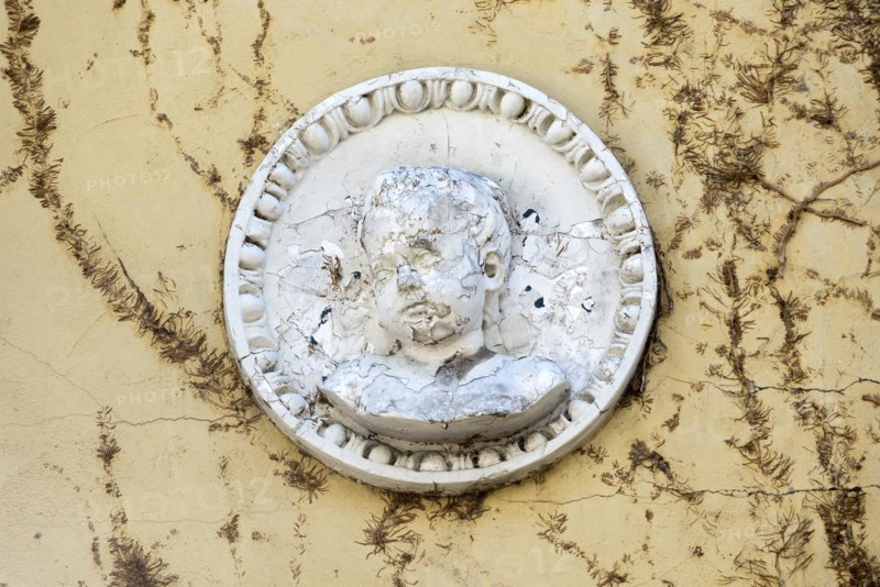 Decorative medallion in Art Nouveau style, relief portrait of a boy, facade of the Ulenspiegel, bar, dance hall, pub, beer garden, theatre, cabaret, old town, Giessen, Giessen, Hesse, Germany, Europe