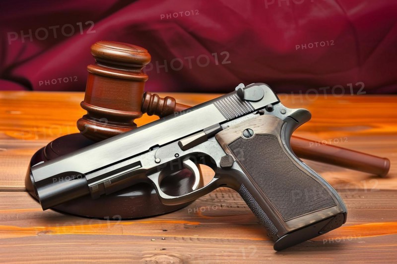 Gun and judge gavel. KI generiert, generiert, AI generated