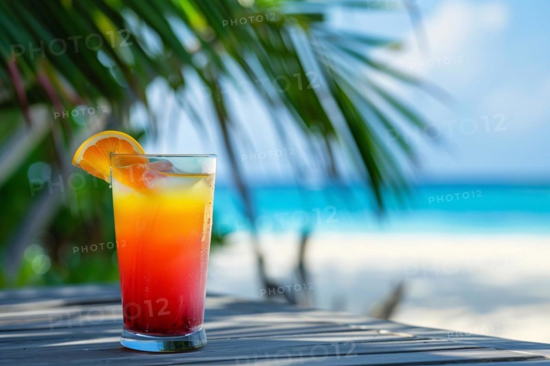Cocktail with ice cubes and lemon slice with tropical beach in background with copy space. KI generiert, generiert, AI generated