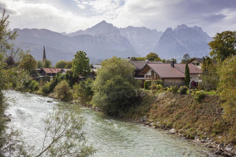 Loisach with houses, old parish church St. Martin, Wetterstein mountains with Alpsitze and Zugspitz massif, Garmisch-Partenkirchen, Werdenfelser Land, Upper Bavaria, Bavaria, Germany, Europe