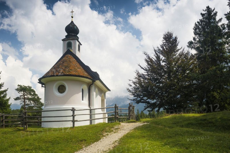 Maria Koenigin Chapel on Lake Lautersee, near Mittenwald, Werdenfelser Land, Upper Bavaria, Bavaria, Germany, Europe