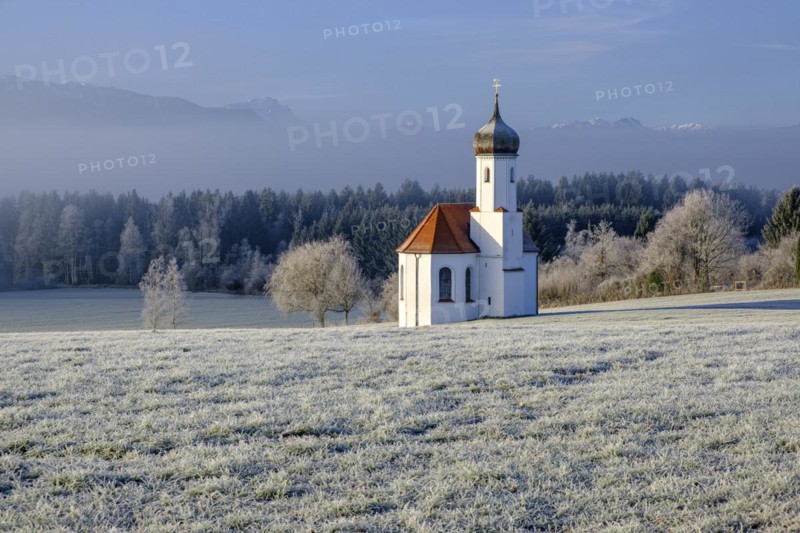 Chapel in the morning light in front of mountains, winter, frost, Sankt Johannisrain, Penzberg, Alpine foothills, Bavaria, Germany, Europe