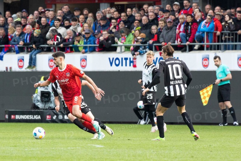 Football match, Eren DINKCI 1.FC Heidenheim left, Robin HACK and Florian NEUHAUS Borussia Moenchengladbach right, football stadium Voith-Arena, Heidenheim