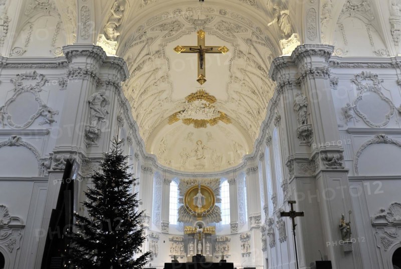 St Kilian's Cathedral in Wuerzburg, Wuerzburg Cathedral, view of the altar area of a baroque church with golden decoration and white walls, Wuerzburg, Lower Franconia, Bavaria, Germany, Europe