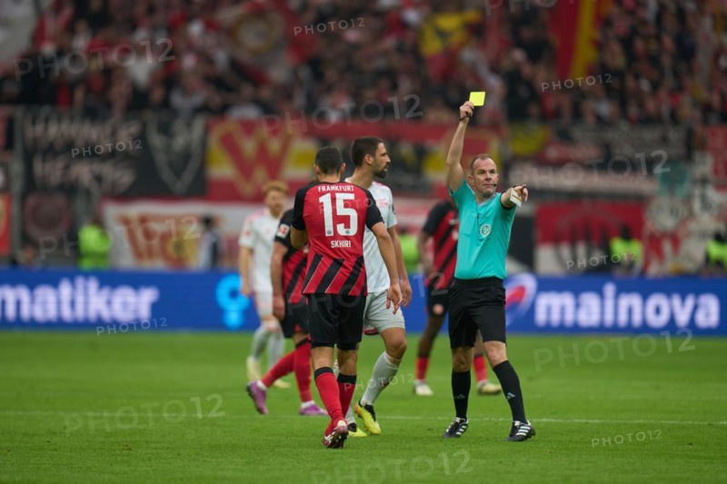 Bundesliga Eintracht Frankfurt-Union Berlin at Deutsche Bank Park in Frankfurt. Referee Marco Fritz shows the yellow card. Frankfurt, Hesse, Germany, Europe