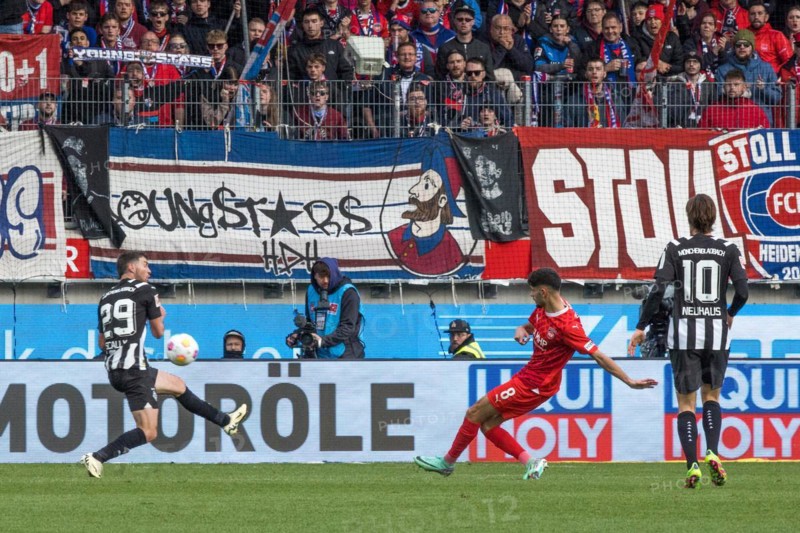Football match, Eren DINKCI 1.FC Heidenheim centre scores the 1 to 1 equaliser against Borussia Moenchengladbach, Joe SCALLY Borussia Moenchengladbach left tries to fend off and Florian NEUHAUS Borussia Moenchengladbach right can only watch, Voith-Arena football stadium, Heidenheim