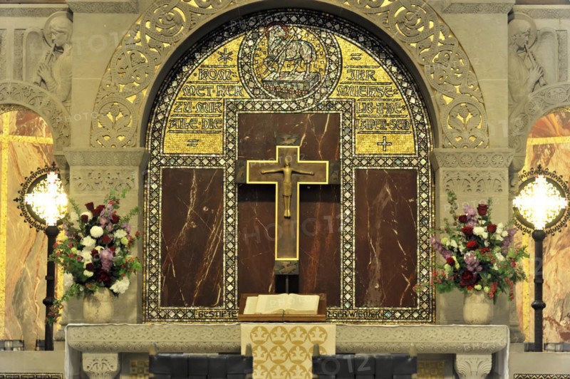 Church of the Redeemer, start of construction 1903, Bad Homburg v. d. Hoehe, Hesse, Altar with cross and golden decoration between flower arrangements in front of marble wall, Church of the Redeemer, start of construction 1903, Bad Homburg v. Hoehe, Hesse, Germany, Europe