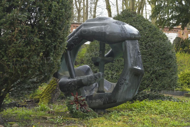 Wolf Spemann: Hands and Cross, 1975, bronze, North Cemetery, Wiesbaden, Hesse, Germany, Europe