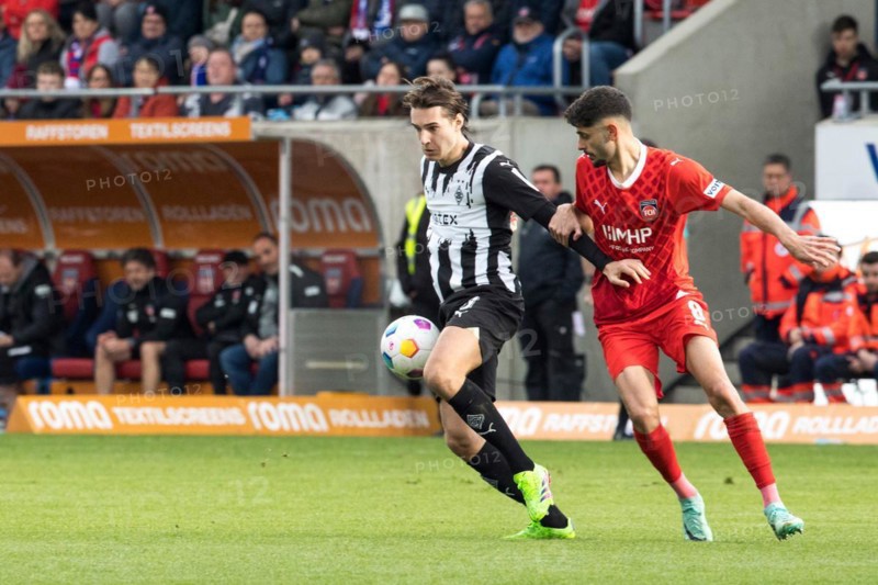 Football match, Florian NEUHAUS Borussia Moenchengladbach left in a duel for the ball with Eren DINKCI 1.FC Heidenheim, football stadium Voith-Arena, Heidenheim