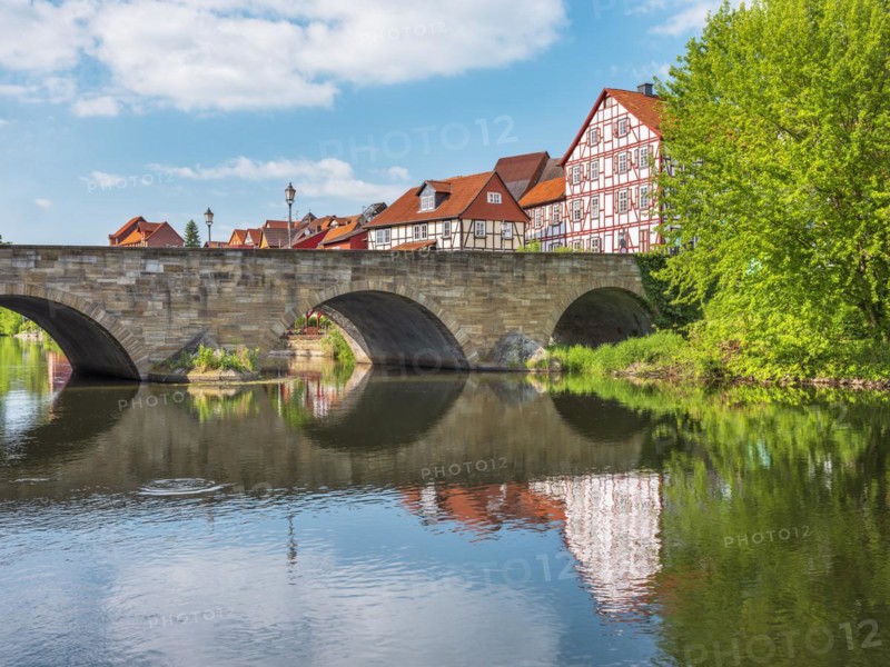 Stone bridge over the river Werra and half-timbered houses in the historic old town of Allendorf, Hessisches Bergland, Werratal, Bad Sooden-Allendorf, Hesse, Germany, Europe