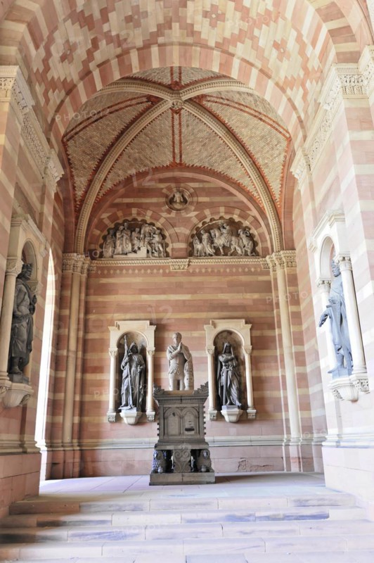 Monument to King Adolf of Nassau, Speyer Cathedral, westwork, new part, first start of construction probably in 1025, Speyer, A historical monument surrounded by sculptures and reliefs under a red and white patterned ceiling, Speyer Cathedral, Unesco World Heritage Site, foundation stone laid around 1030, Speyer, Rhineland-Palatinate, Germany, Europe